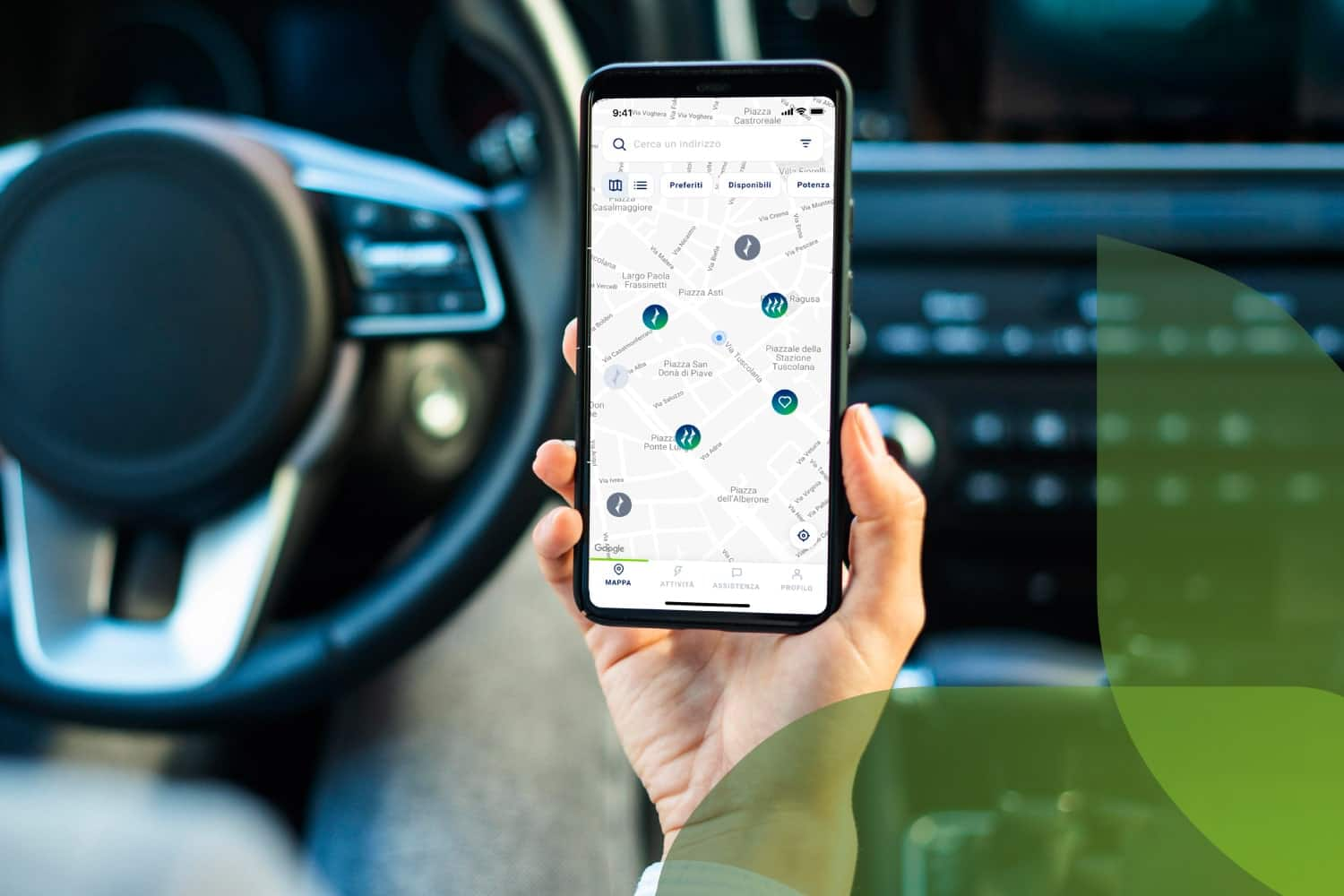 Un automobilista utilizza l’App MyNextMove di Sorgenia per trovareuna colonnina di ricarica elettrica.