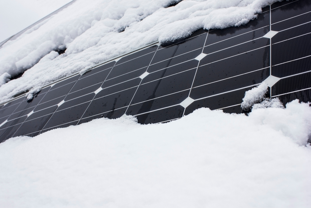 concetto-di-rendimento-impianto-fotovoltaico-pannelli-neve.jpg