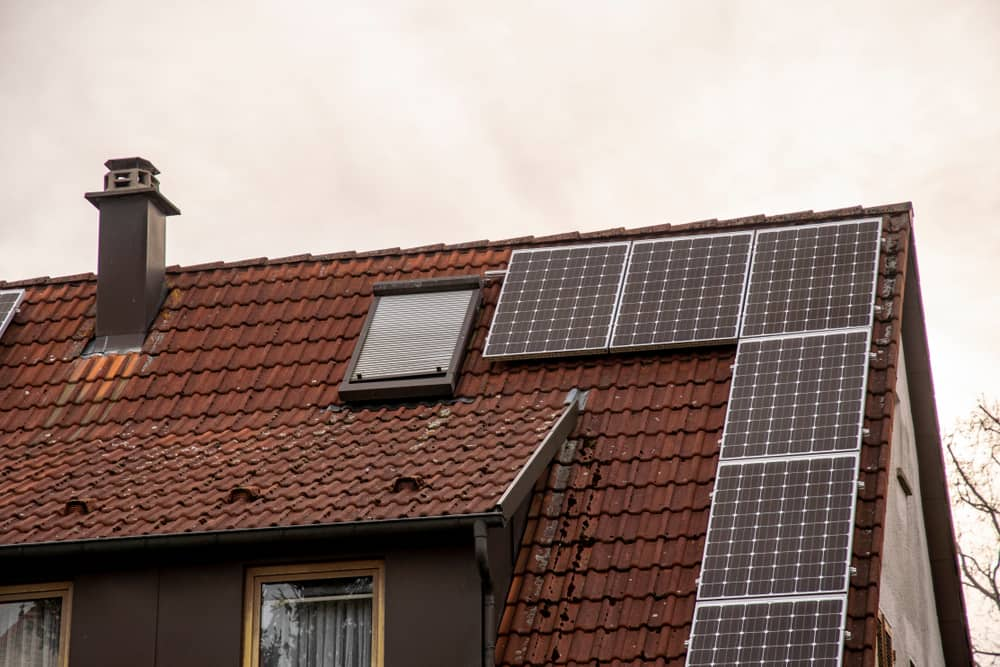 concetto-di-rendimento-impianto-fotovoltaico-pannelli-neve.jpg