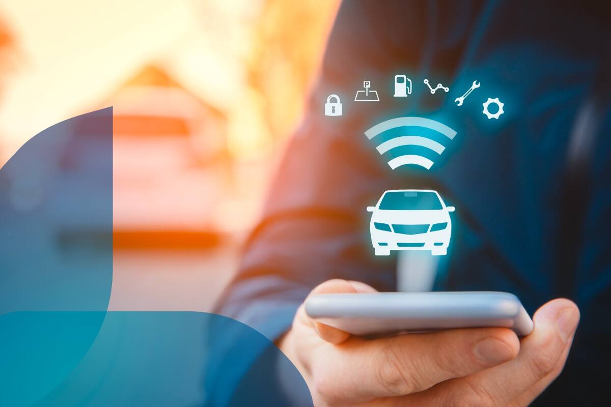 Una persona calcola i costi della ricarica dallo smartphone