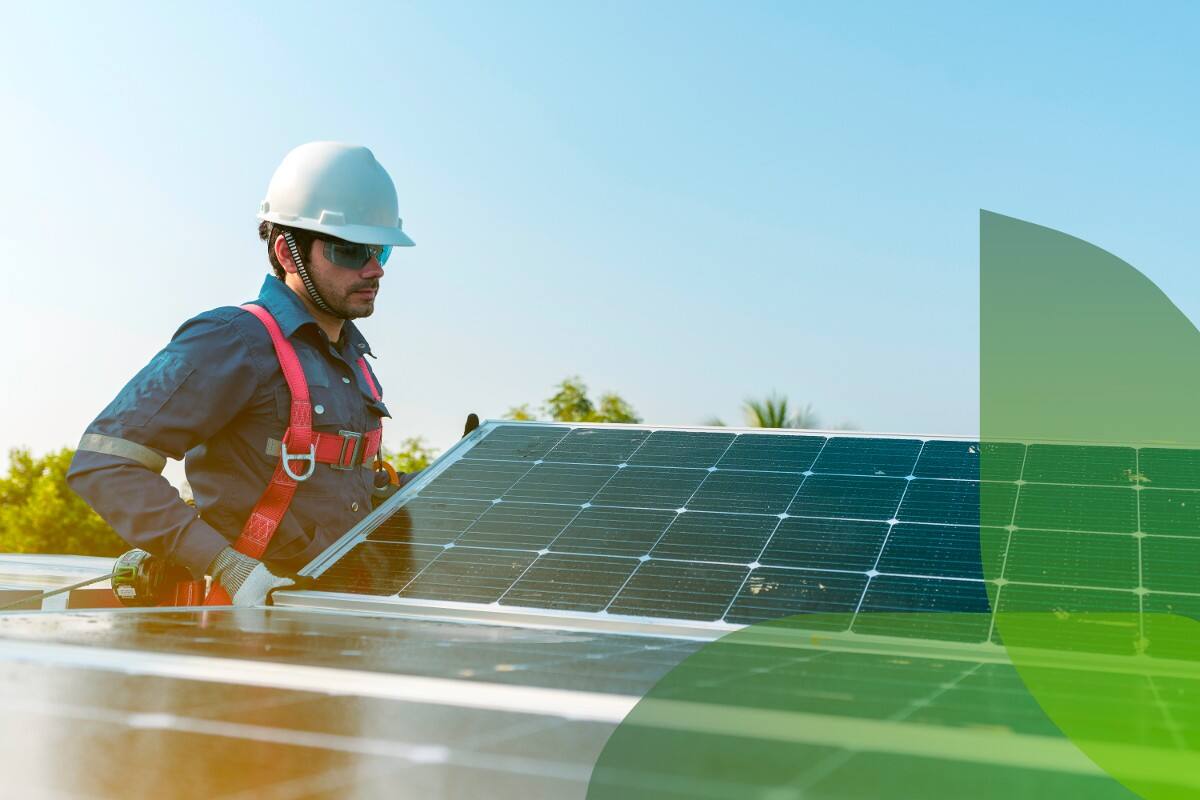 Smontaggio di un pannello fotovoltaico