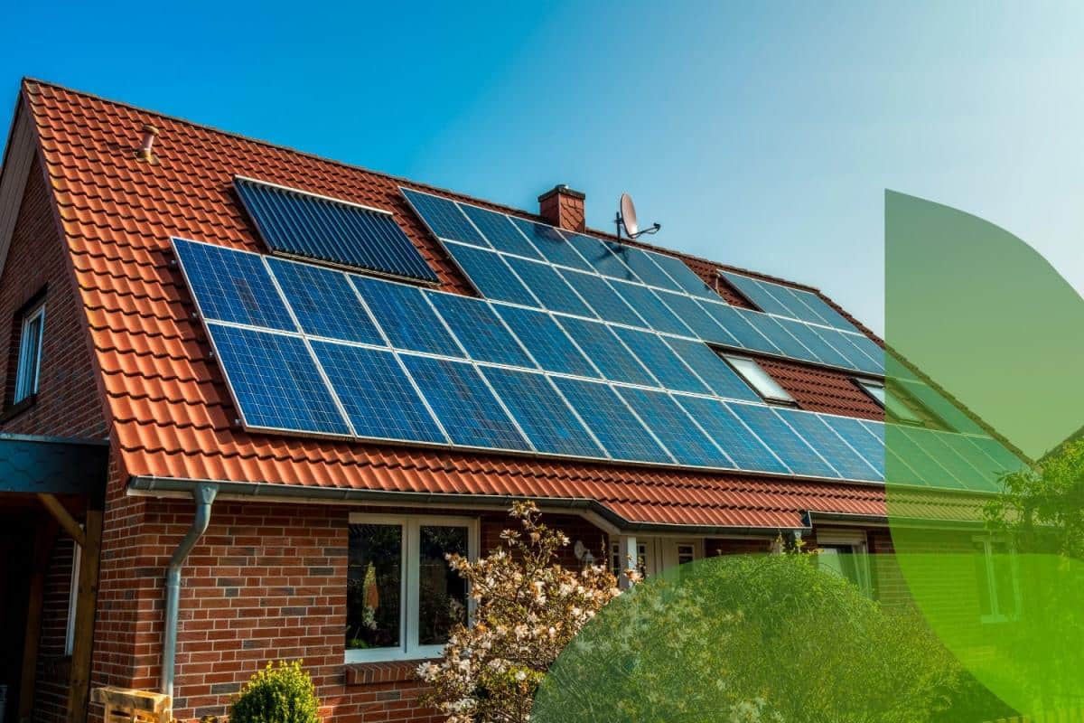 Un impianto fotovoltaico da 6 kW installato sul tetto di una casa.