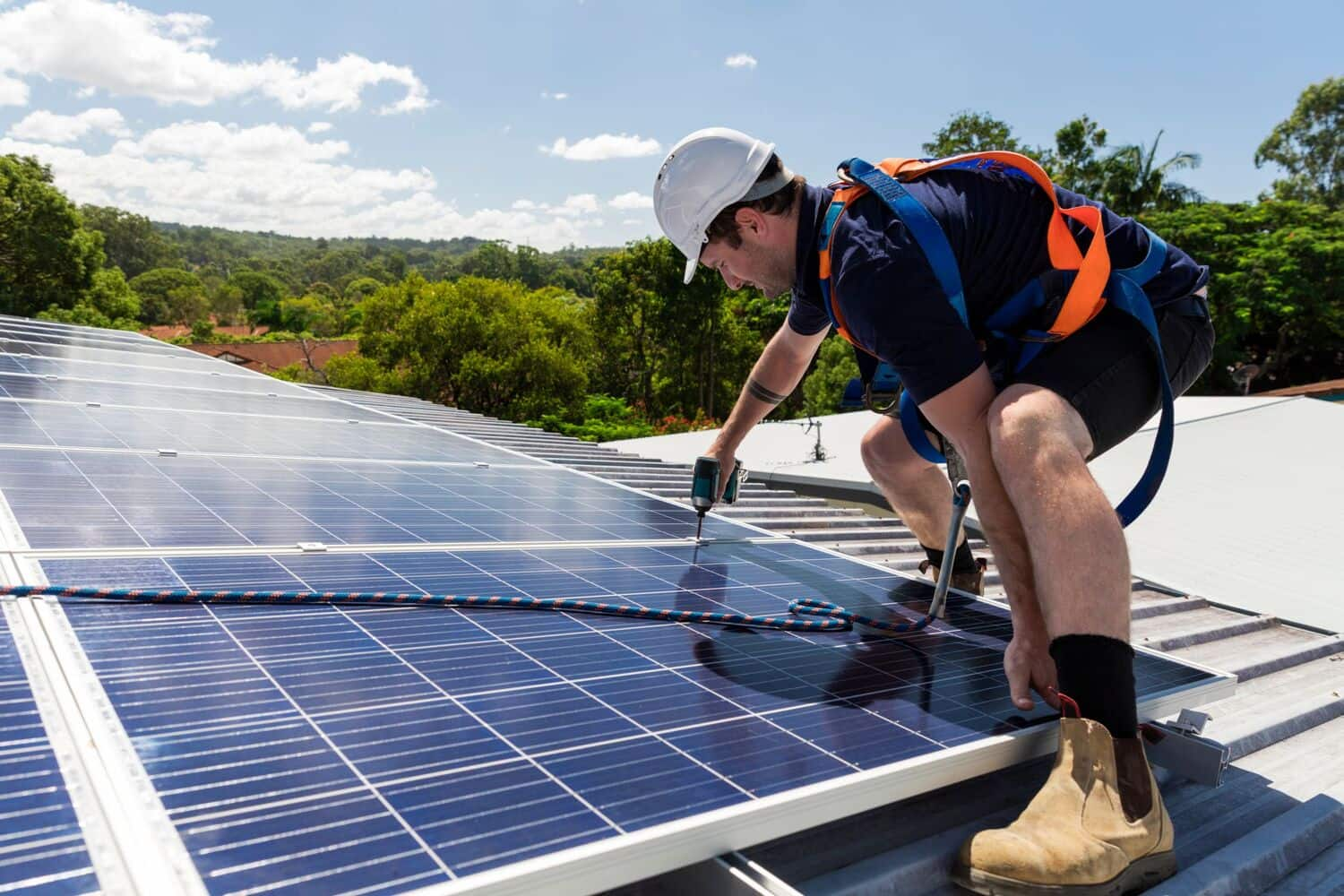 Dei professionisti installano un impianto fotovoltaico