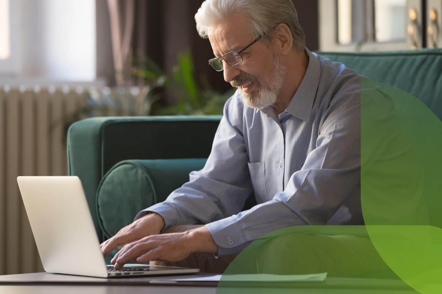 Un pensionato intento a compilare il modulo di richiesta online per l’esenzione canone RAI.