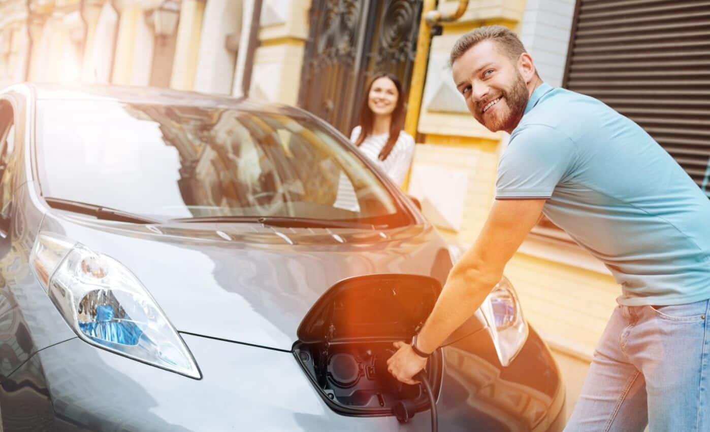 Due persone ricaricano un'auto elettrica