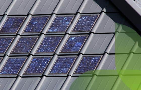Tegole fotovoltaiche installate su un tetto.