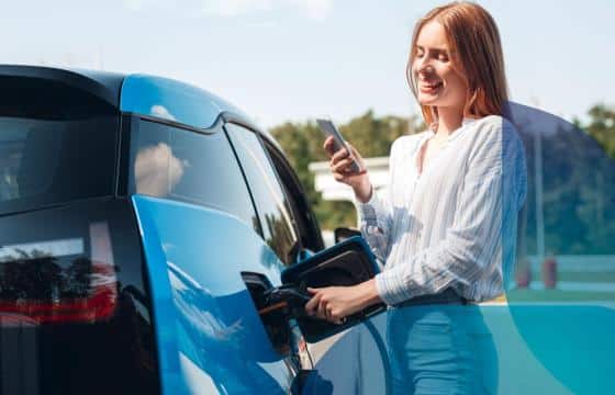 ragazza auto elettrica 